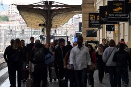 Hành khách tại sân ga tàu hỏa Saint-Charles ở Marseille, Đông Nam Pháp trong thời gian nhân viên ngành đường sắt bắt đầu đình công. (Nguồn: AFP/TTXVN)
