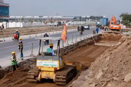 Các phương tiện thi công cải tạo, nâng cấp Quốc lộ 10 đoạn qua huyện An Dương, Hải Phòng. (Ảnh: Lâm Khánh/TTXVN)