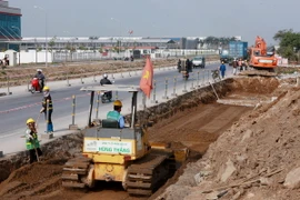 Các phương tiện thi công cải tạo, nâng cấp Quốc lộ 10 đoạn qua huyện An Dương, Hải Phòng. (Ảnh: Lâm Khánh/TTXVN)