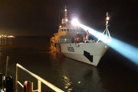 Tàu Cảnh sát biển tiếp tục tìm kiếm máy bay CASA-212 gặp nạn. (Ảnh: Hồng Pha/TTXVN)