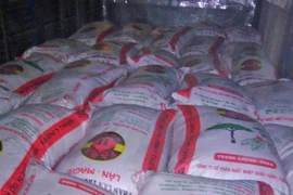 Cơ quan chức năng đã thu giữ 241 bao phân để niêm phong, chờ giám định. (Ảnh: Nguyễn Dũng/TTXVN)