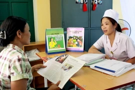 Tư vấn phòng chống HIV/AIDS. (Ảnh: Dương Ngọc/TTXVN)