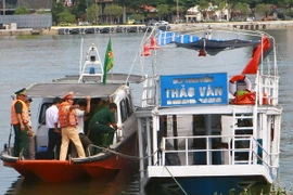 Lực lượng chức năng tiến hành khám nghiệm tàu Thảo Vân 2. (Ảnh: Doãn Tấn/TTXVN)