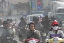 Cảnh khói bụi trên đường ở Thành phố Hồ Chí Minh. (Ảnh: Mạnh Linh/TTXVN)