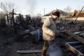 Người dân Ukraine thu dọn đống đổ nát của một ngôi nhà bị phá hủy sau vụ cháy nổ. (Nguồn: AFP/TTXVN)