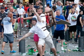 Hiện trường ngổn ngang sau vụ đụng độ giữa cổ động viên quá khích và cảnh sát ở Marseille. (Nguồn: EPA/TTXVN)