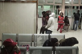 Nhân viên y tế chuyển người bị thương trong vụ tấn công tới điều trị tại bệnh viện ở Antananarivo. (Nguồn: AFP/TTXVN)