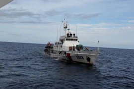 Tàu Cảnh sát biển tiếp tục tìm kiếm máy bay CASA-212 gặp nạn. (Ảnh: Hồng Pha/TTXVN)