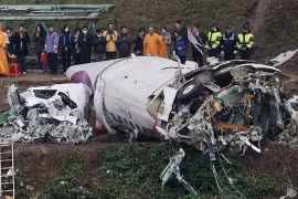  Xác máy bay ATR 72-600 trên bờ sông Cơ Long, Đài Bắc. (Nguồn: AFP/TTXVN)