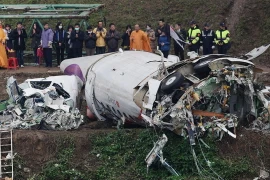  Xác máy bay ATR 72-600 trên bờ sông Cơ Long, Đài Bắc. (Nguồn: AFP/TTXVN)
