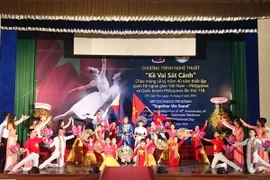 Các tiết mục nghệ thuật giao lưu văn hóa hai nước trong chương trình. (Ảnh: Ánh Tuyết/TTXVN)