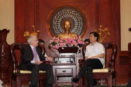 Bí thư Đinh La Thăng tiếp Chủ tịch Hiệp hội Doanh nghiệp Anh tại Việt Nam Kenneth Atkinson. (Ảnh: Thanh Vũ/TTXVN)