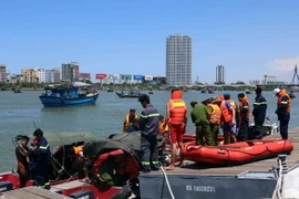 Các lực lượng tìm kiếm cứu nạn trên bờ sông Hàn chiều 5/6. (Ảnh: Trần Lê Lâm/TTXVN)