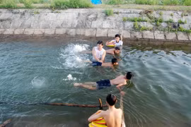 Hướng dẫn các em kỹ năng bơi lội. (Ảnh: Thanh Thủy/TTXVN)