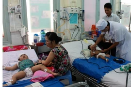 Trẻ được điều trị, chăm sóc tại Khoa nhi Bệnh viện đa khoa tỉnh Kiên Giang. (Ảnh: Trường Giang/TTXVN)