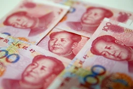 Kiểm đồng nhân dân tệ tại một ngân hàng ở Bắc Kinh. (Nguồn: EPA/TTXVN)