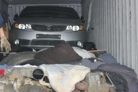 Mở container hàng quá cảnh, phát hiện bên trong chứa 2 chiếc ôtô đã qua sử dụng. (Ảnh: Hoàng Hải/Vietnam+)