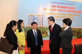 Chủ tịch UBND tỉnh Bình Dương Trần Thanh Liêm trao đổi với doanh nghiệp nước ngoài.(Ảnh: Quách Lắm/Vietnam+)