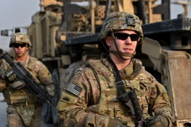 Binh sỹ Mỹ điều tra tại hiện trường một vụ đánh bom ở Kabul, Afghanistan. (Nguồn: AFP/TTXVN)