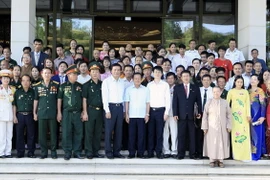 Phó Chủ tịch Quốc hội Đỗ Bá Tỵ chụp ảnh chung với các đại biểu. (Ảnh: Phạm Kiên/TTXVN)