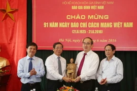 Chủ tịch Ủy ban Trung ương Mặt trận Tổ quốc Việt Nam Nguyễn Thiện Nhân tặng quà lãnh đạo, phóng viên, biên tập viên báo Gia đình Việt Nam. (Ảnh: Phương Hoa/TTXVN)