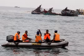 Tàu cá hoạt động trái phép trên vùng biển Kuala Langsa, Aceh, Indonesia bị đánh chìm ngày 5/4. (Nguồn: AFP/TTXVN)