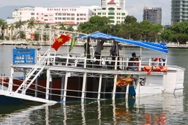 Các lực lượng chức năng tiến hành khám nghiệm tàu Thảo Vân 2. (Ảnh: Doãn Tấn/TTXVN)