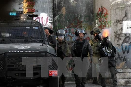Binh sỹ Israel gác tại khu vực Bethlehem thuộc Bờ Tây khi xảy ra xung đột với những người biểu tình Palestine. (Nguồn: EPA/TTXVN)