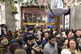 Khách hàng xếp hàng chờ mua sắm bên ngoài cửa hiệu Macys tại New York, Mỹ ngày 23/11. (Ảnh: Kyodo/TTXVN)