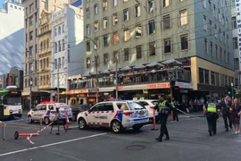 Cảnh sát điều tra tại hiện trường vụ lao xe vào người đi bộ ở Melbourne. (Ảnh: ABC News/TTXVN)