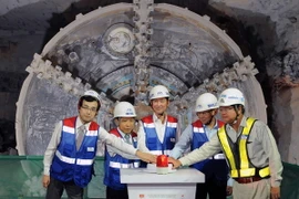 Các đại biểu thực hiện nghi thức đón máy khoan hầm TBM. (Ảnh: An Hiếu/TTXVN)