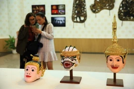 Các sản phẩm mang đậm dấu ấn văn hóa của Vương quốc Campuchia được trưng bày tại triển lãm. (Ảnh: Trọng Đạt/TTXVN)