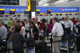 Hành khách chờ làm thủ tục tại sân bay Heathrow ở London. (Ảnh: AFP/TTXVN)
