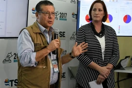 Chủ tịch Tòa Bầu cử tối cao Honduras David Mataramos (trái) phát biểu trong cuộc họp báo tại Tegucigalpa ngày 9/12. (Ảnh: AFP/TTXVN)