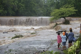 Nước lũ dâng do mưa lớn sau khi bão Nate đổ bộ vào Masachapa, Nicaragua ngày 5/10. (Ảnh: AFP/TTXVN)