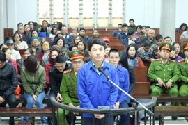 Bị cáo Saga đứng trước vành móng ngựa. (Ảnh: Nguyễn Cúc/TTXVN)