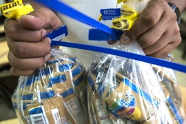 Thu hồi các sản phẩm sữa cho trẻ sơ sinh của Lactalis tại Lima, Peru ngày 11/12 vừa qua. (Ảnh: AFP/TTXVN)