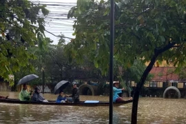 Người dân phải di chuyển bằng thuyền trên phố như đi trên sông. (Ảnh: Quốc Việt/TTXVN)