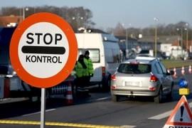 Cảnh sát kiểm tra tại thị trấn biên giới Krusa bei Flensburg. (Ảnh: AFP/TTXVN)