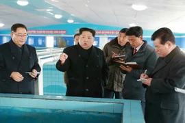 Nhà lãnh đạo Triều Tiên Kim Jong-un thăm một cơ sở sản xuất tại Suncheon, tỉnh Nam Pyongan. (Nguồn: Yonhap/TTXVN)