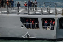 Tàu khu trục ARA Sarandi của Hải quân Argentina tham gia chiến dịch tìm kiếm tàu ngầm mất tích ARA San Juan tại Mar del Plata ngày 21/11 vừa qua. (Ảnh: AFP/TTXVN)