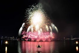 Trình diễn pháo hoa. (Ảnh: Trần Lê Lâm/TTXVN)