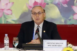 Giám đốc điều hành Ban thư ký APEC, tiến sỹ Alan Bollard phát biểu tại cuộc đối thoại. (Ảnh: Văn Điệp/TTXVN)