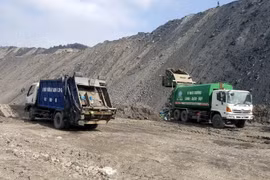 Xe chuyên dụng đang đổ thải rác tại khai trường khai thác than. (Ảnh: Văn Đức/TTXVN)