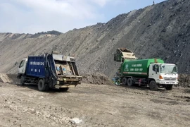 Xe chuyên dụng đang đổ thải rác tại khai trường khai thác than. (Ảnh: Văn Đức/TTXVN)