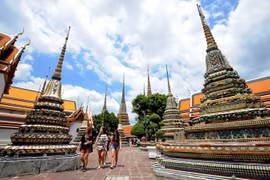 Khách du lịch thăm một ngôi đền ở thủ đô Bangkok. (Ảnh: THX/TTXVN)
