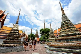 Khách du lịch thăm một ngôi đền ở thủ đô Bangkok. (Ảnh: THX/TTXVN)