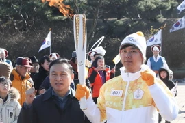 Rước ngọn đuốc Thế vận hội Mùa đông PyeongChang 2018 qua thành phố Cheonan, Hàn Quốc, ngày 17/12. (Ảnh: Yonhap/TTXVN)