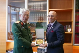 Thượng tướng Nguyễn Chí Vịnh gặp Bộ trưởng Quốc phòng New Zealand Hon Ron Mark. (Ảnh: Khánh Linh/Vietnam+)