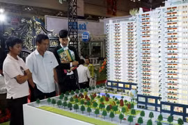 Khách tham quan các gian hàng tại triển lãm Vietbuild Home 2016. (Ảnh: Hoàng Hải/TTXVN)